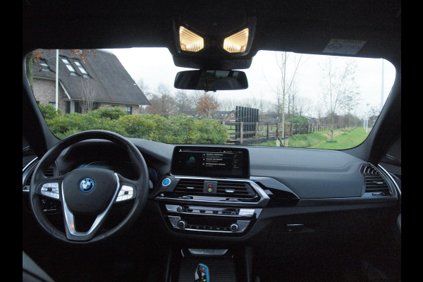 BMW iX3 High Executive 80 kWh | Panoramadak | 360 Camera | Trekhaak | Harman Kardon | Sfeerverlichting |