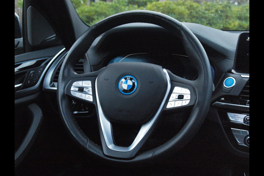 BMW iX3 High Executive 80 kWh | Panoramadak | 360 Camera | Trekhaak | Harman Kardon | Sfeerverlichting |