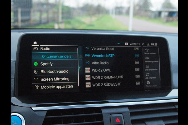 BMW iX3 High Executive 80 kWh | Panoramadak | 360 Camera | Trekhaak | Harman Kardon | Sfeerverlichting |