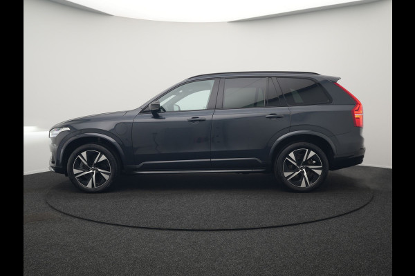 Volvo XC90 T8 Recharge AWD R-Design 7-Persoons Long Range Plug In Hybrid 456pk Dealer O.H. PHEV | Panodak | Head Up | 360 Camera | Adaptive Cruise | Lederen Sportstoelen Ventilatie & Memory | Bowers & Wilkins | Navigatie | Blis | DAB |