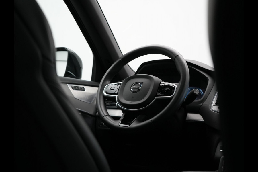Volvo XC90 T8 Recharge AWD R-Design 7-Persoons Long Range Plug In Hybrid 456pk Dealer O.H. PHEV | Panodak | Head Up | 360 Camera | Adaptive Cruise | Lederen Sportstoelen Ventilatie & Memory | Bowers & Wilkins | Navigatie | Blis | DAB |