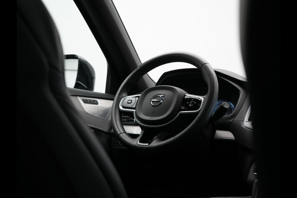Volvo XC90 T8 Recharge AWD R-Design 7-Persoons Long Range Plug In Hybrid 456pk Dealer O.H. PHEV | Panodak | Head Up | 360 Camera | Adaptive Cruise | Lederen Sportstoelen Ventilatie & Memory | Bowers & Wilkins | Navigatie | Blis | DAB |