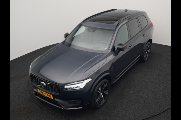 Volvo XC90 T8 Recharge AWD R-Design 7-Persoons Long Range Plug In Hybrid 456pk Dealer O.H. PHEV | Panodak | Head Up | 360 Camera | Adaptive Cruise | Lederen Sportstoelen Ventilatie & Memory | Bowers & Wilkins | Navigatie | Blis | DAB |