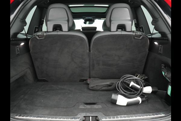 Volvo XC90 T8 Recharge AWD R-Design 7-Persoons Long Range Plug In Hybrid 456pk Dealer O.H. PHEV | Panodak | Head Up | 360 Camera | Adaptive Cruise | Lederen Sportstoelen Ventilatie & Memory | Bowers & Wilkins | Navigatie | Blis | DAB |