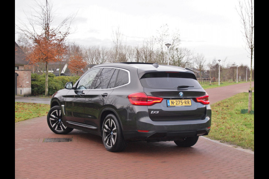BMW iX3 Executive 80 kWh | Panoramadak | Camera | Sfeerverlichting | Apple Carplay |