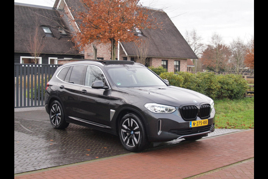 BMW iX3 Executive 80 kWh | Panoramadak | Camera | Sfeerverlichting | Apple Carplay |