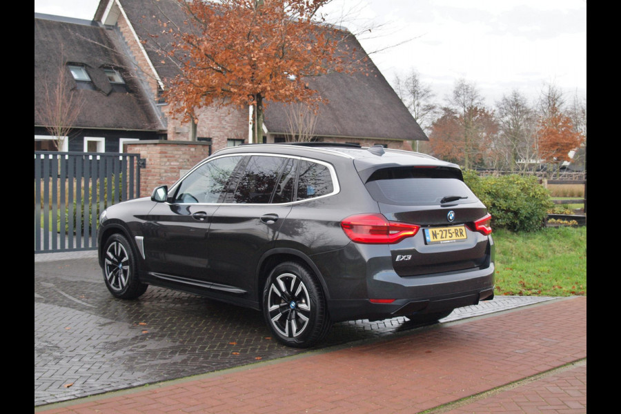 BMW iX3 Executive 80 kWh | Panoramadak | Camera | Sfeerverlichting | Apple Carplay |