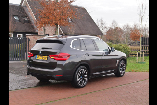BMW iX3 Executive 80 kWh | Panoramadak | Camera | Sfeerverlichting | Apple Carplay |
