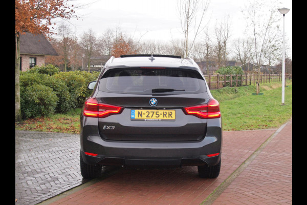 BMW iX3 Executive 80 kWh | Panoramadak | Camera | Sfeerverlichting | Apple Carplay |