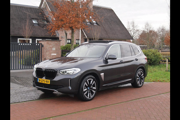 BMW iX3 Executive 80 kWh | Panoramadak | Camera | Sfeerverlichting | Apple Carplay |