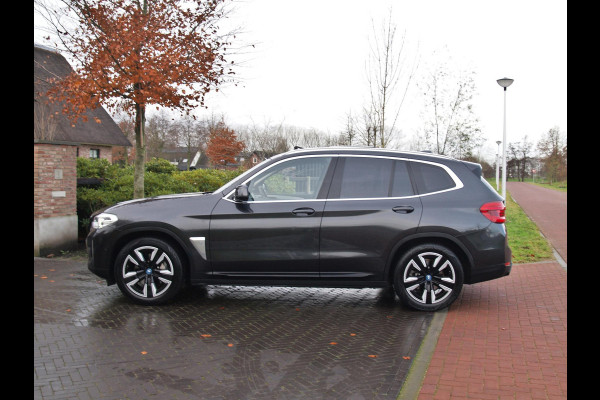 BMW iX3 Executive 80 kWh | Panoramadak | Camera | Sfeerverlichting | Apple Carplay |