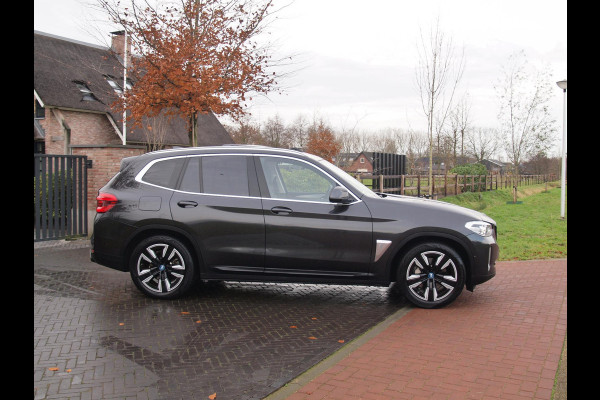 BMW iX3 Executive 80 kWh | Panoramadak | Camera | Sfeerverlichting | Apple Carplay |