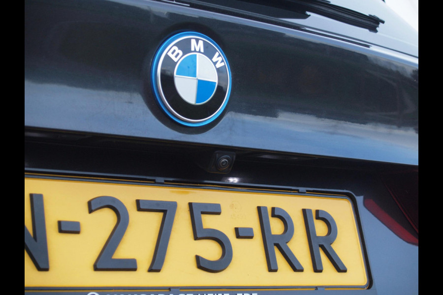 BMW iX3 Executive 80 kWh | Panoramadak | Camera | Sfeerverlichting | Apple Carplay |