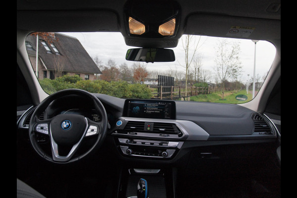 BMW iX3 Executive 80 kWh | Panoramadak | Camera | Sfeerverlichting | Apple Carplay |