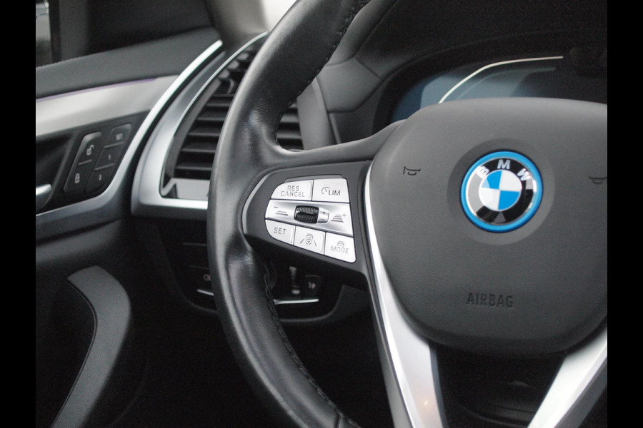 BMW iX3 Executive 80 kWh | Panoramadak | Camera | Sfeerverlichting | Apple Carplay |