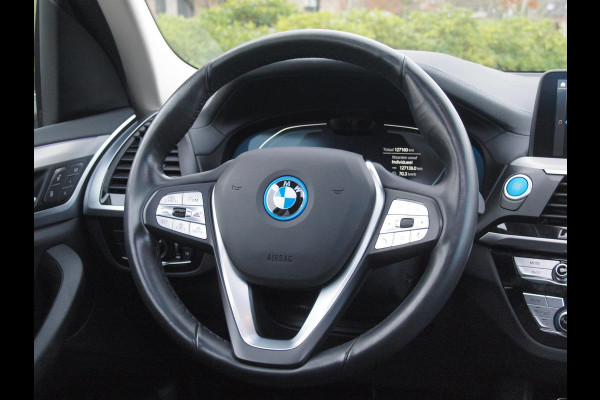 BMW iX3 Executive 80 kWh | Panoramadak | Camera | Sfeerverlichting | Apple Carplay |