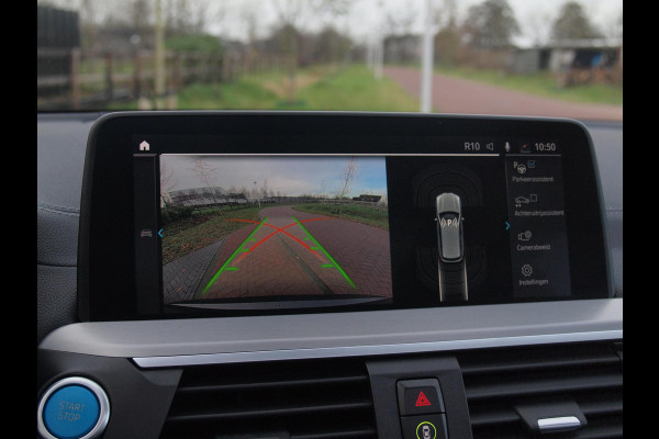 BMW iX3 Executive 80 kWh | Panoramadak | Camera | Sfeerverlichting | Apple Carplay |