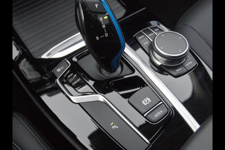 BMW iX3 Executive 80 kWh | Panoramadak | Camera | Sfeerverlichting | Apple Carplay |