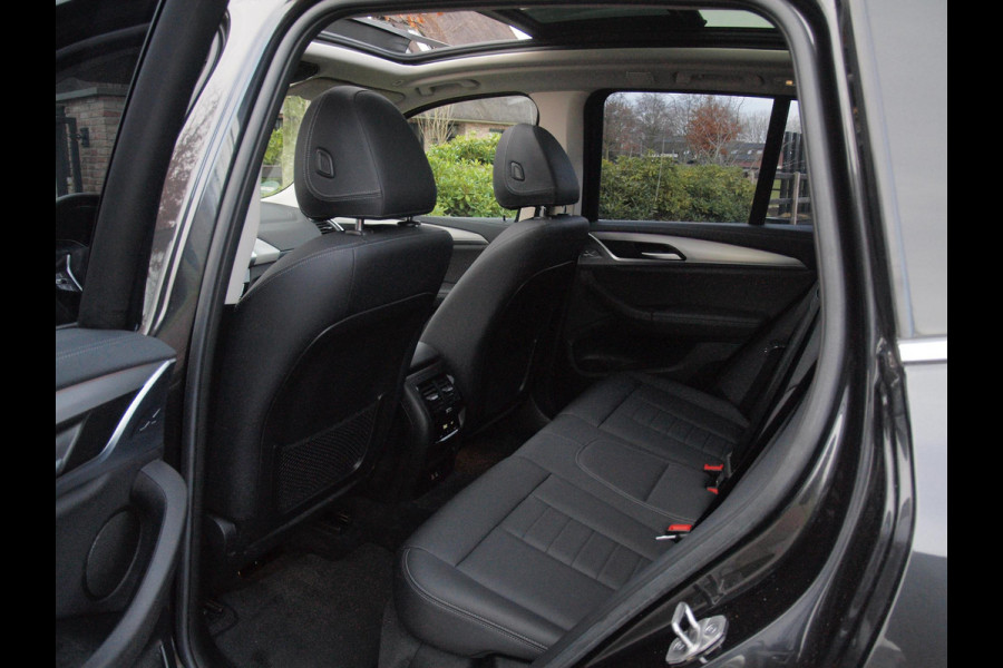 BMW iX3 Executive 80 kWh | Panoramadak | Camera | Sfeerverlichting | Apple Carplay |