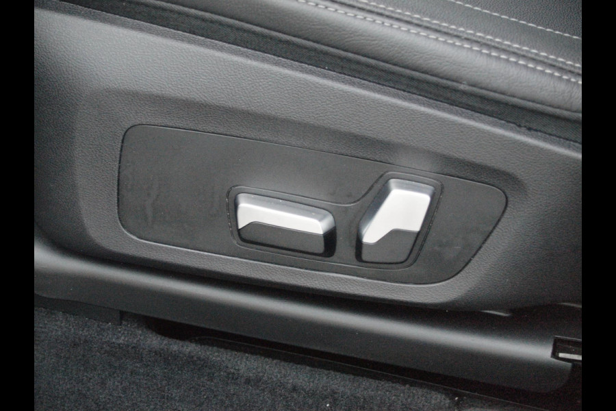 BMW iX3 Executive 80 kWh | Panoramadak | Camera | Sfeerverlichting | Apple Carplay |