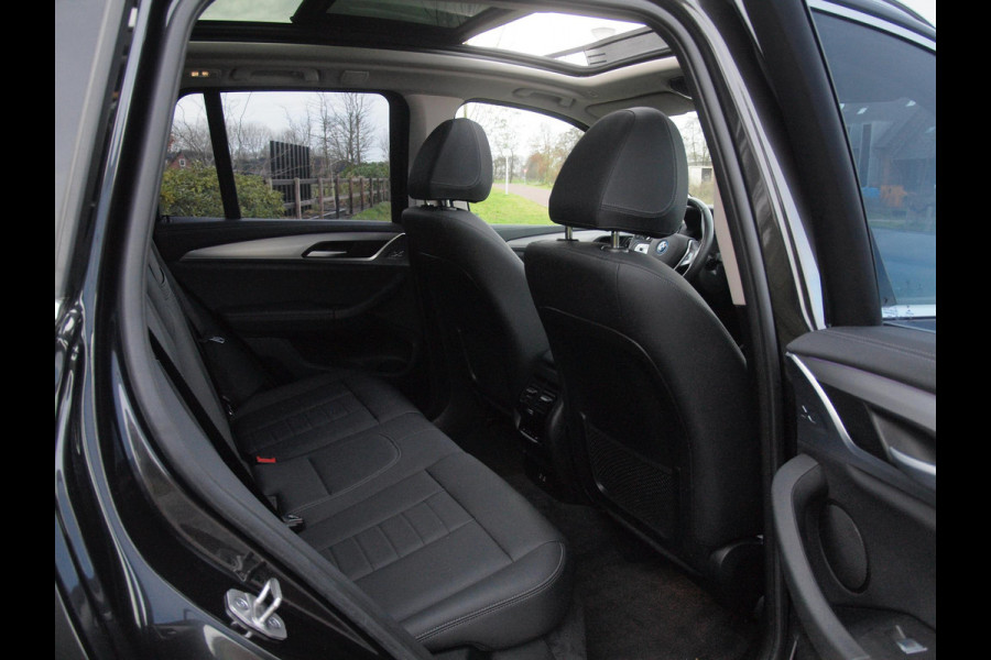 BMW iX3 Executive 80 kWh | Panoramadak | Camera | Sfeerverlichting | Apple Carplay |