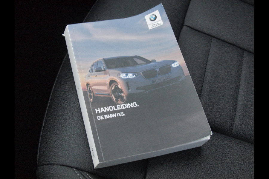 BMW iX3 Executive 80 kWh | Panoramadak | Camera | Sfeerverlichting | Apple Carplay |