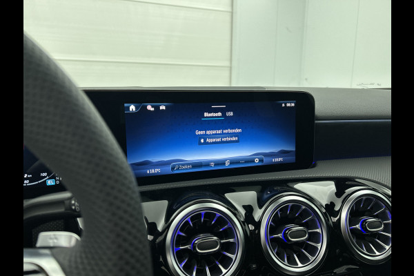 Mercedes-Benz A-Klasse 250 e Business Solution AMG | Nightpakket | Stoelverwarming vooraan | Smartphone-integratie | Panoramaschuifdak | Multibeam LED | Extra USB-poorten | KEYLESS GO |
