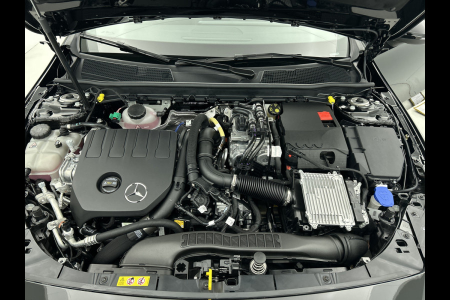 Mercedes-Benz A-Klasse 250 e Business Solution AMG | Nightpakket | Stoelverwarming vooraan | Smartphone-integratie | Panoramaschuifdak | Multibeam LED | Extra USB-poorten | KEYLESS GO |