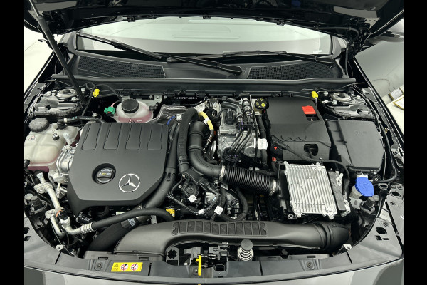 Mercedes-Benz A-Klasse 250 e Business Solution AMG | Nightpakket | Stoelverwarming vooraan | Smartphone-integratie | Panoramaschuifdak | Multibeam LED | Extra USB-poorten | KEYLESS GO |