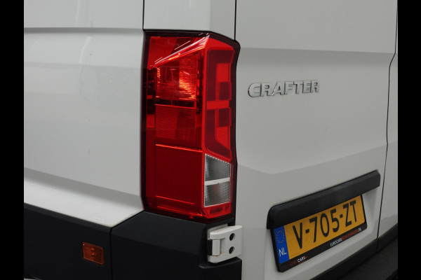 Volkswagen Crafter 140pk L4H3 / L3H2 Dubbele cabine Airco Cruise control Trekhaak Navigatie Carplay  Camera Sidebars Euro6