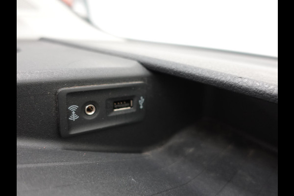 Volkswagen Crafter 140pk L4H3 / L3H2 Dubbele cabine Airco Cruise control Trekhaak Navigatie Carplay  Camera Sidebars Euro6