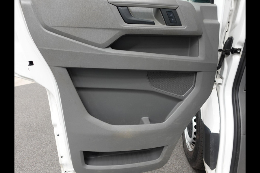 Volkswagen Crafter 140pk L4H3 / L3H2 Dubbele cabine Airco Cruise control Trekhaak Navigatie Carplay  Camera Sidebars Euro6