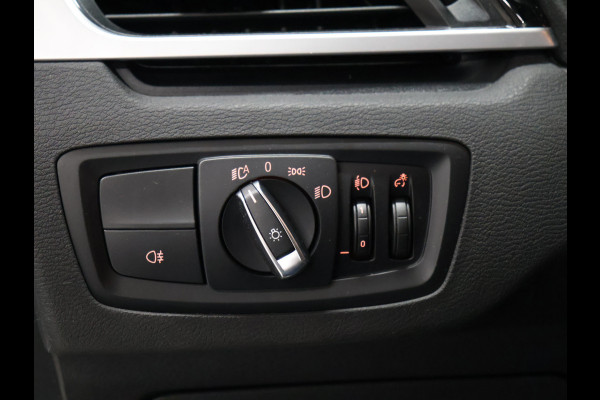 BMW X1 sDrive18i Sport [HEAD-UP DISPLAY, GROOT NAVIGATIE, VOL LEDER, PDC ACHTER, STOELVERWARMING, AUTOMATISCHE AIRCO, ELEKTRISCHE ACHTERKLEP, BMW LED, CRUISE CONTROL, BLUETOOTH TELEFOON, NIEUWSTAAT]