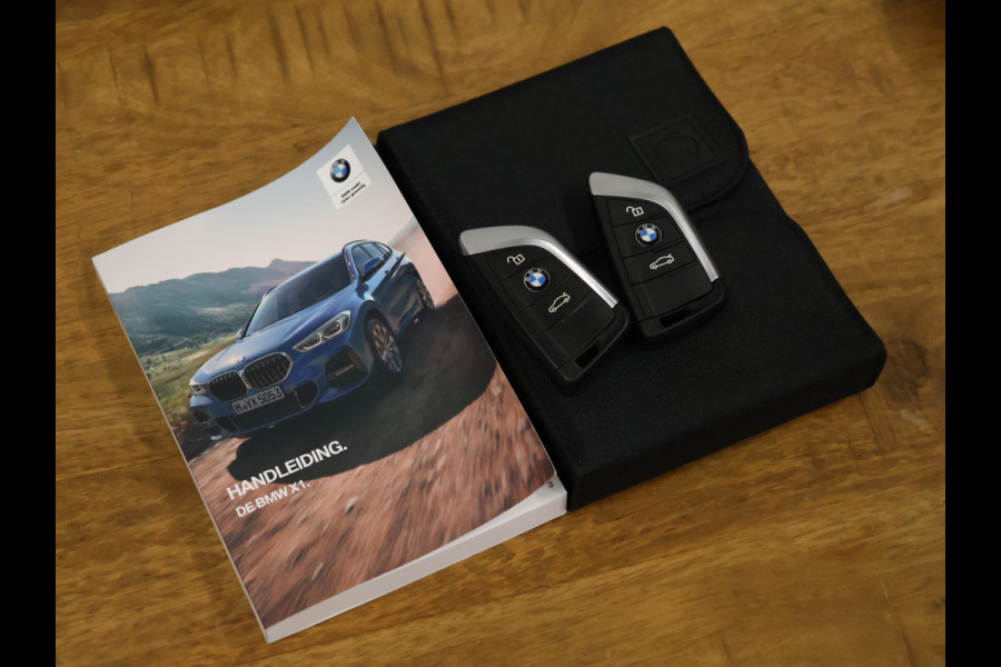 BMW X1 sDrive18i Sport [HEAD-UP DISPLAY, GROOT NAVIGATIE, VOL LEDER, PDC ACHTER, STOELVERWARMING, AUTOMATISCHE AIRCO, ELEKTRISCHE ACHTERKLEP, BMW LED, CRUISE CONTROL, BLUETOOTH TELEFOON, NIEUWSTAAT]