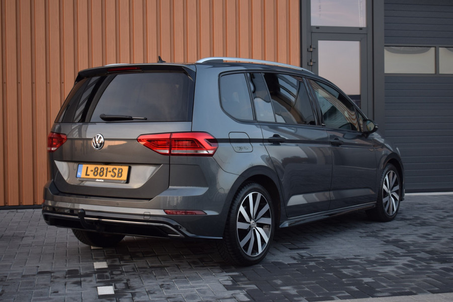Volkswagen Touran 1.5 TSI 150pk DSG R-line 7-Persoons | Trekhaak | Camera | LED | 18"