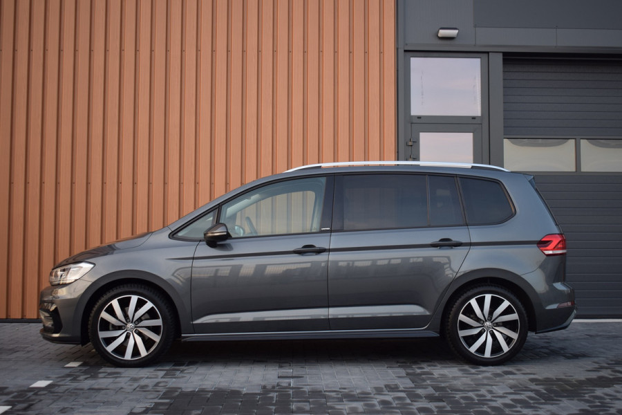Volkswagen Touran 1.5 TSI 150pk DSG R-line 7-Persoons | Trekhaak | Camera | LED | 18"