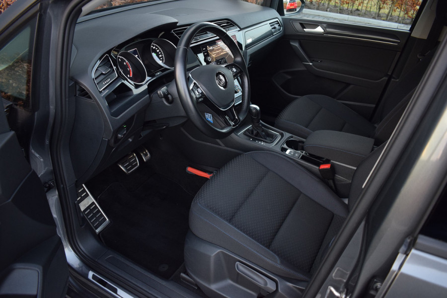 Volkswagen Touran 1.5 TSI 150pk DSG R-line 7-Persoons | Trekhaak | Camera | LED | 18"