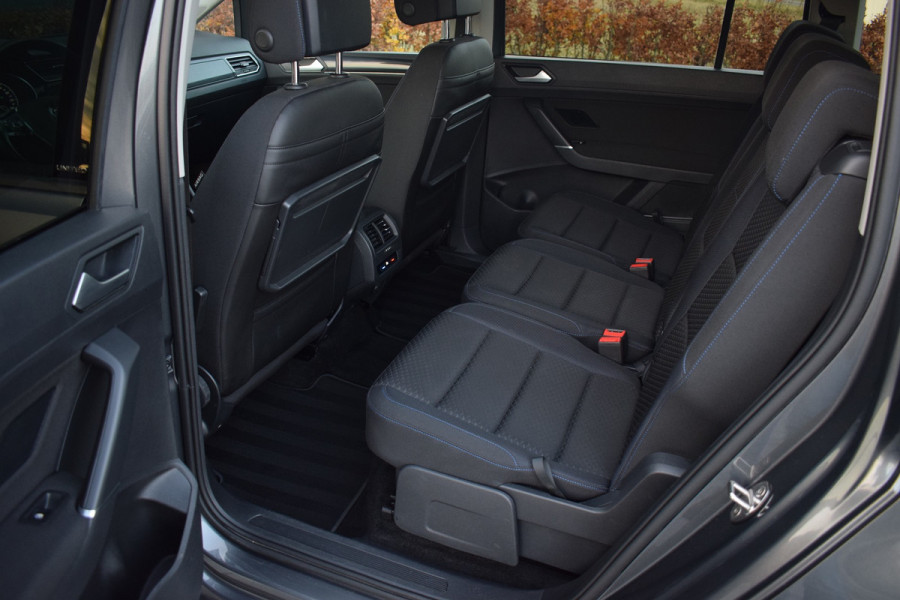 Volkswagen Touran 1.5 TSI 150pk DSG R-line 7-Persoons | Trekhaak | Camera | LED | 18"