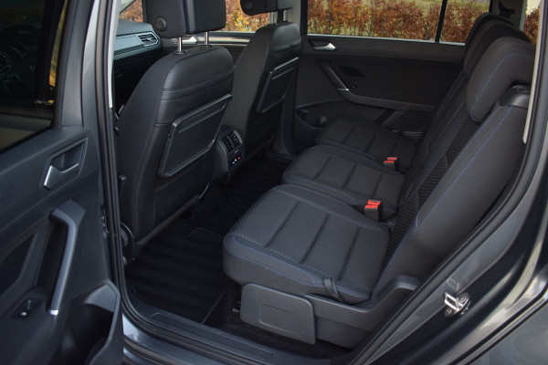 Volkswagen Touran 1.5 TSI 150pk DSG R-line 7-Persoons | Trekhaak | Camera | LED | 18"