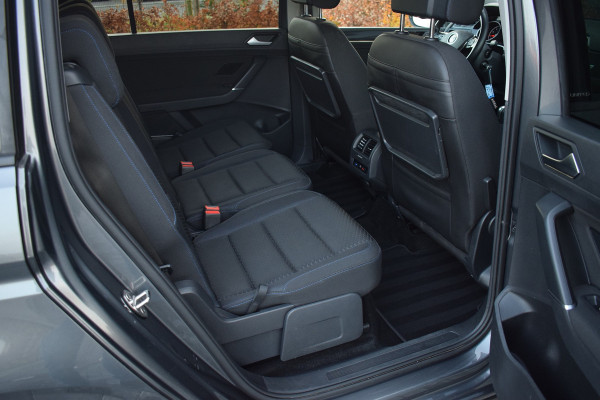 Volkswagen Touran 1.5 TSI 150pk DSG R-line 7-Persoons | Trekhaak | Camera | LED | 18"