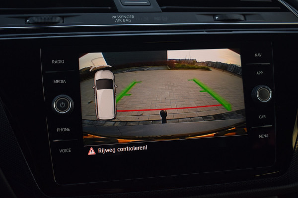 Volkswagen Touran 1.5 TSI 150pk DSG R-line 7-Persoons | Trekhaak | Camera | LED | 18"
