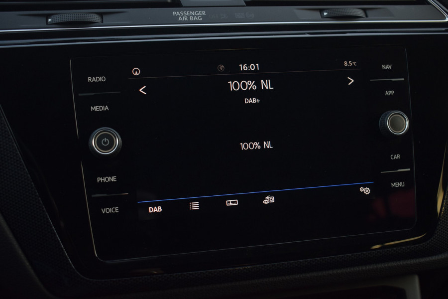 Volkswagen Touran 1.5 TSI 150pk DSG R-line 7-Persoons | Trekhaak | Camera | LED | 18"