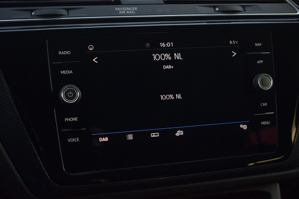 Volkswagen Touran 1.5 TSI 150pk DSG R-line 7-Persoons | Trekhaak | Camera | LED | 18"