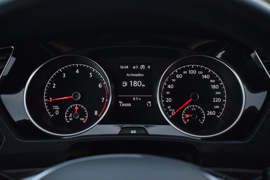 Volkswagen Touran 1.5 TSI 150pk DSG R-line 7-Persoons | Trekhaak | Camera | LED | 18"