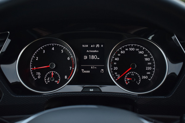 Volkswagen Touran 1.5 TSI 150pk DSG R-line 7-Persoons | Trekhaak | Camera | LED | 18"