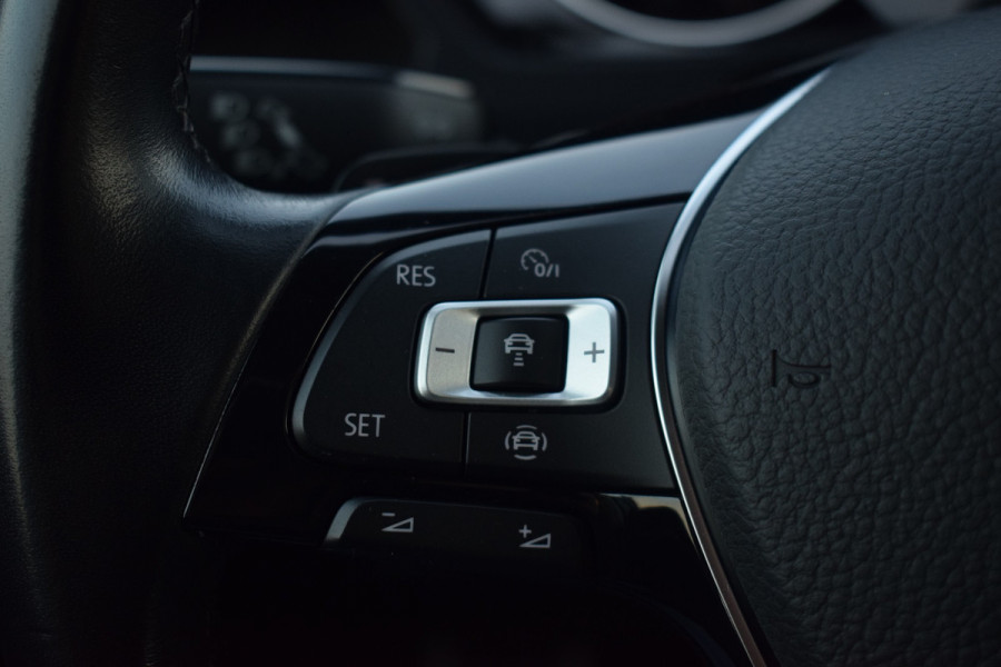 Volkswagen Touran 1.5 TSI 150pk DSG R-line 7-Persoons | Trekhaak | Camera | LED | 18"