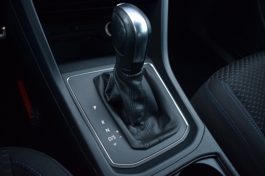 Volkswagen Touran 1.5 TSI 150pk DSG R-line 7-Persoons | Trekhaak | Camera | LED | 18"