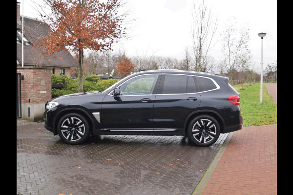 BMW iX3 Executive 80 kWh | Panoramadak | Camera | Apple Carplay | Sfeerverlichting |