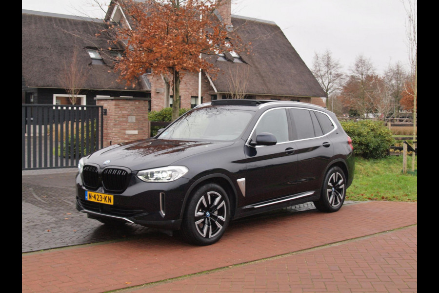BMW iX3 Executive 80 kWh | Panoramadak | Camera | Apple Carplay | Sfeerverlichting |