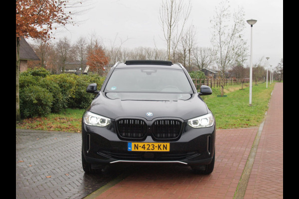 BMW iX3 Executive 80 kWh | Panoramadak | Camera | Apple Carplay | Sfeerverlichting |